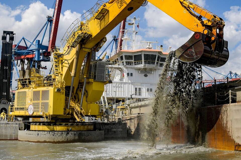 Baggerarbeiten in der Elbe