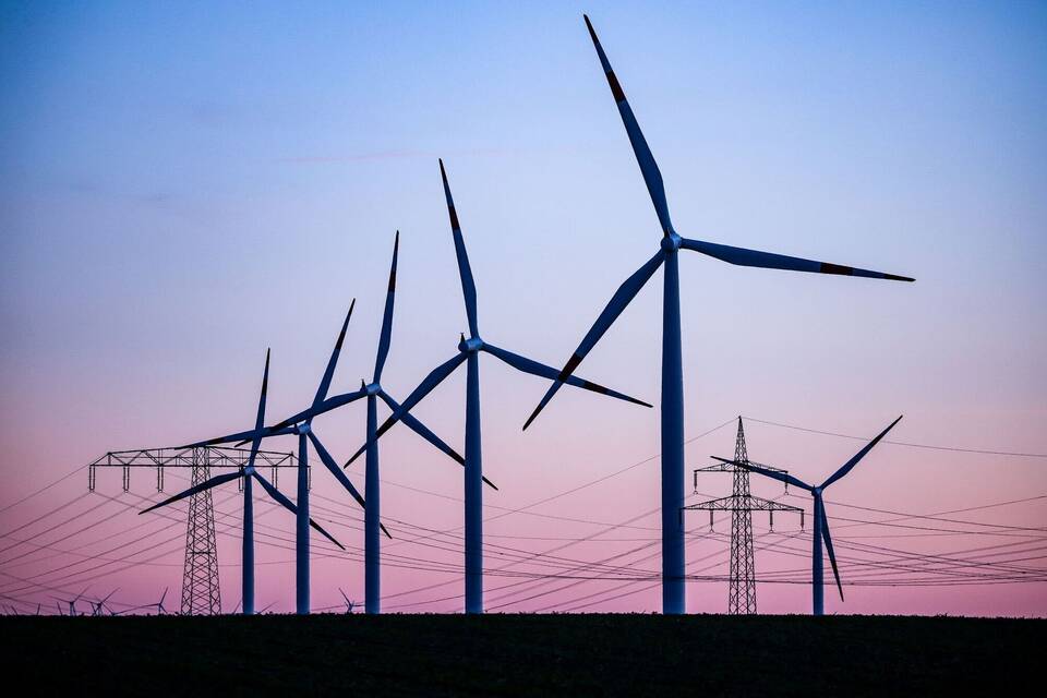 Windräder hinter Stromleitungen Windräder hinter Stromleitungen