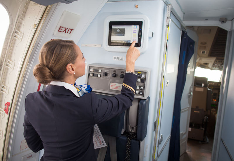 Arbeiten Uber Den Wolken Flugbegleiter Sind Allround Talente Ausbildung Beruf Rnz