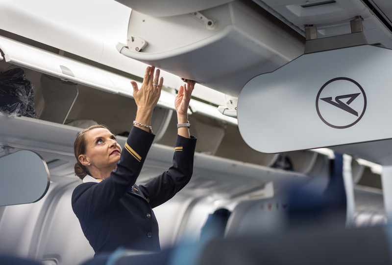 Arbeiten Uber Den Wolken Flugbegleiter Sind Allround Talente Ausbildung Beruf Rnz