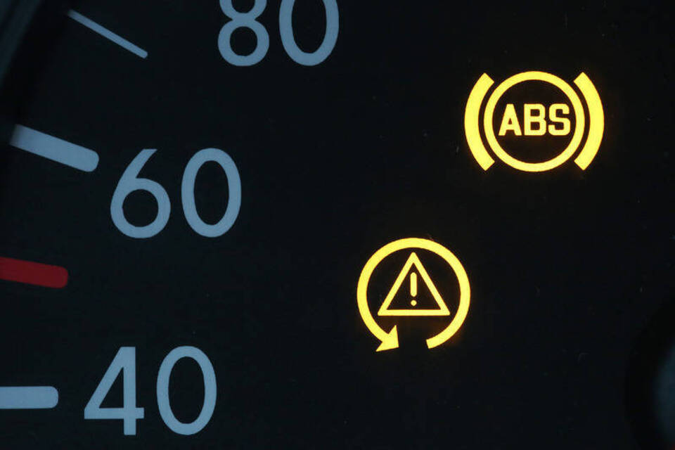 Was blinkt denn da? - Kontrollleuchten im Auto überfordern Fahrer oft Was blinkt denn da? - Kontrollleuchten im Auto überfordern Fahrer oft