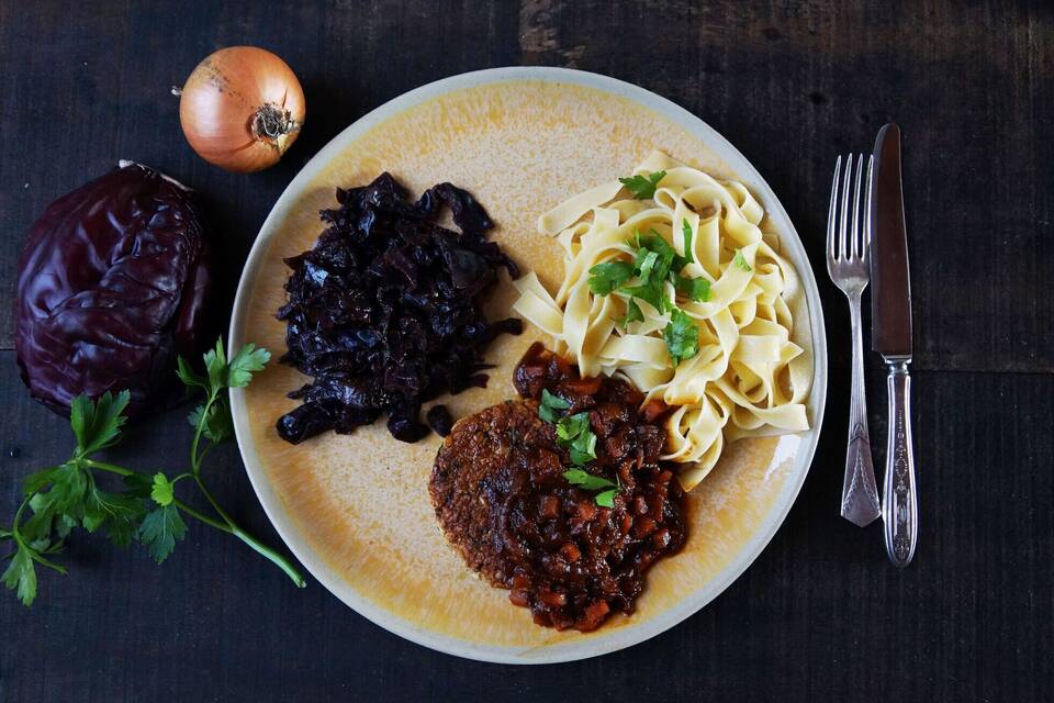 Advent-Rezept: Rotkraut mit Frikadelle und Zwiebel-Malzbier-Sauce ...