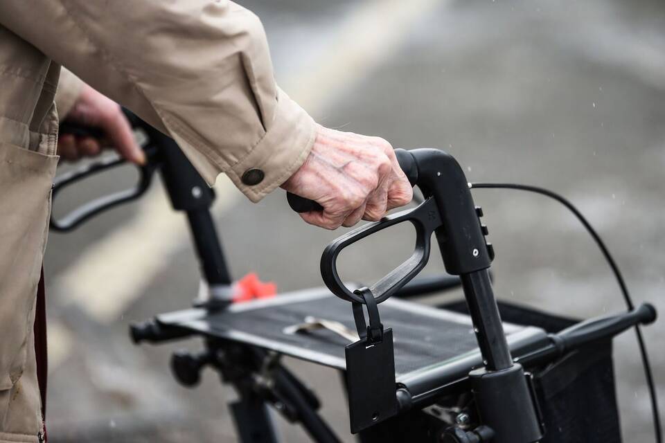 Senior mit Rollator Senior mit Rollator