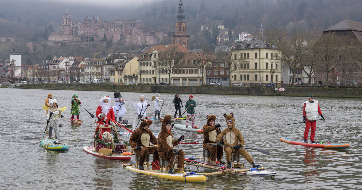 Heidelberg StandupPaddleWeihnachtsmann paddelt über den Neckar
