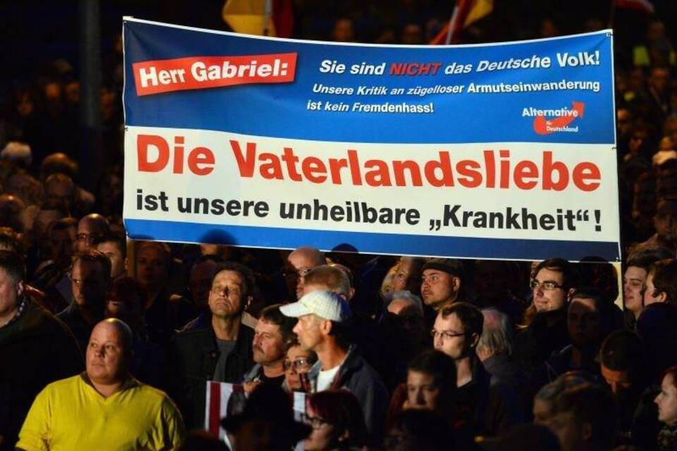 Tausende Menschen demonstrieren in Erfurt gegen Asylpolitik Tausende Menschen demonstrieren in Erfurt gegen Asylpolitik