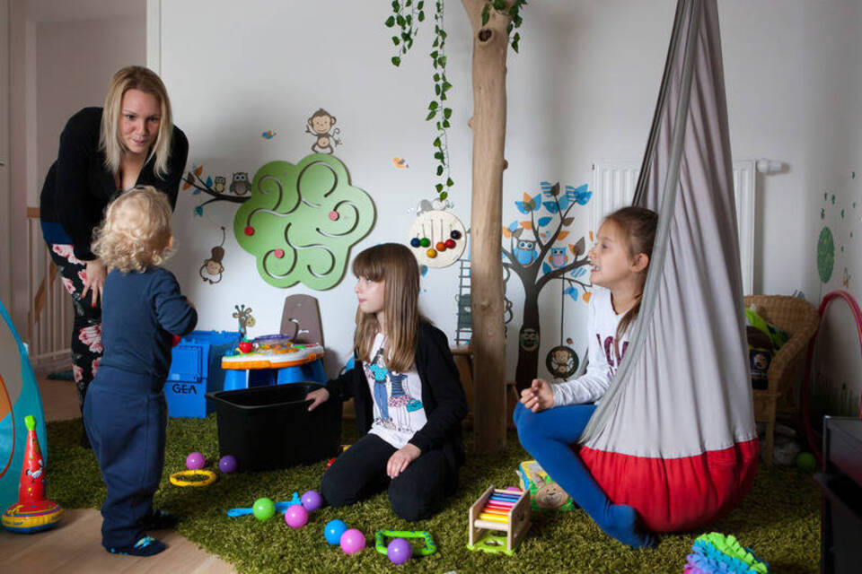 Konsequenzen statt Schimpfen: So lernen Kinder das Aufräumen Konsequenzen statt Schimpfen: So lernen Kinder das Aufräumen