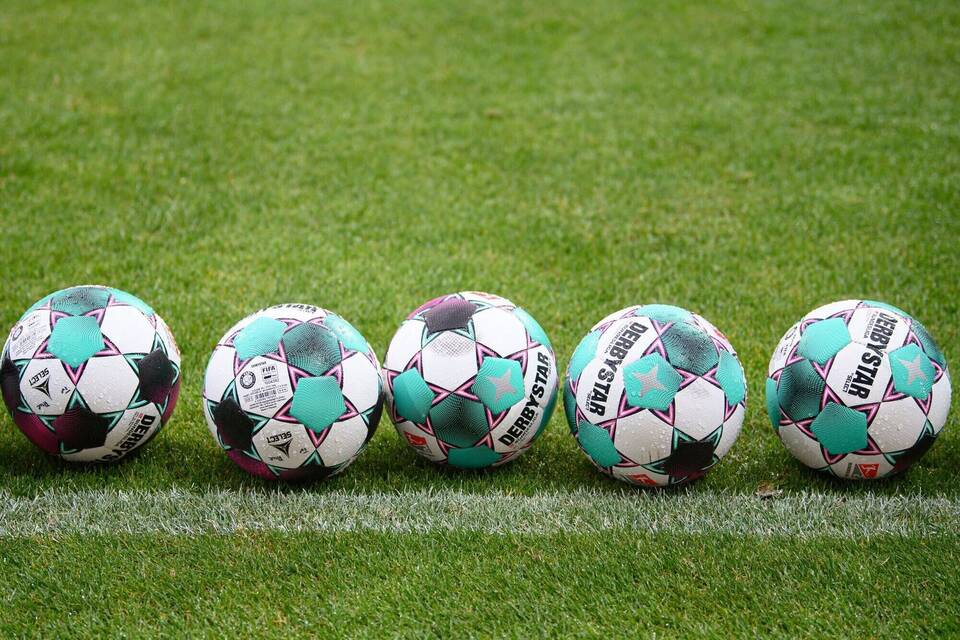 Fußbälle am Spielfeldrand Fußbälle am Spielfeldrand