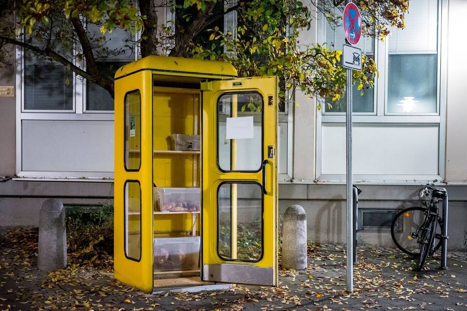 «Foodsharing» in Telefonzelle «Foodsharing» in Telefonzelle