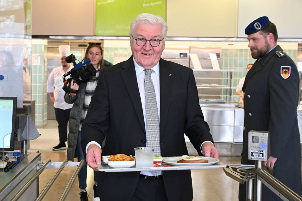 Steinmeier in Kantine der Bundeswehr Steinmeier in Kantine der Bundeswehr