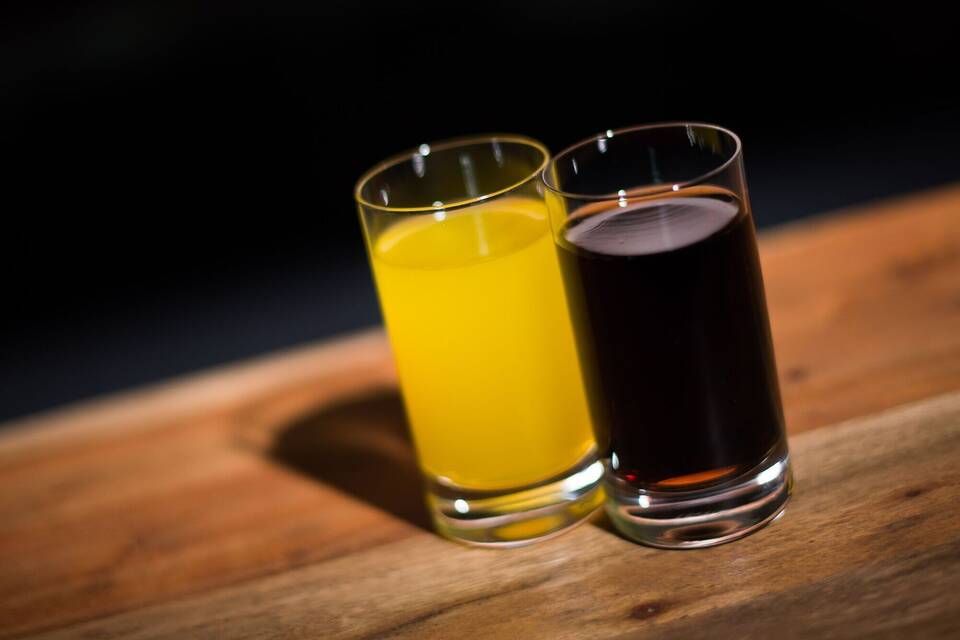 Cola und Orangenlimonade Cola und Orangenlimonade