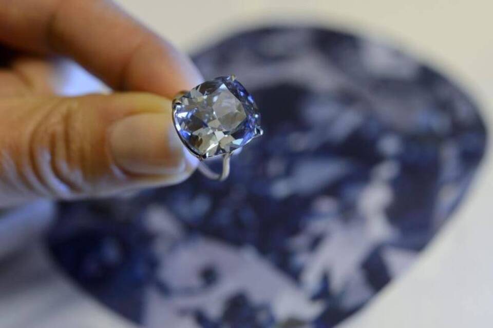 "Blue Moon"-Diamant wird bei Sotheby's versteigert "Blue Moon"-Diamant wird bei Sotheby's versteigert