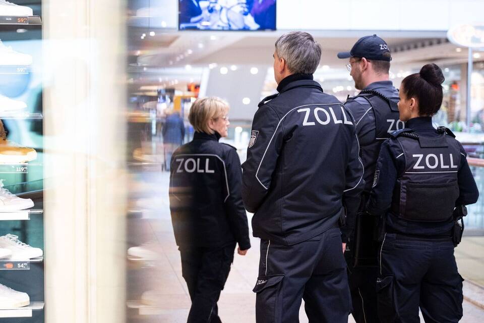 Zoll kontrolliert Einhaltung des Mindestlohns Zoll kontrolliert Einhaltung des Mindestlohns
