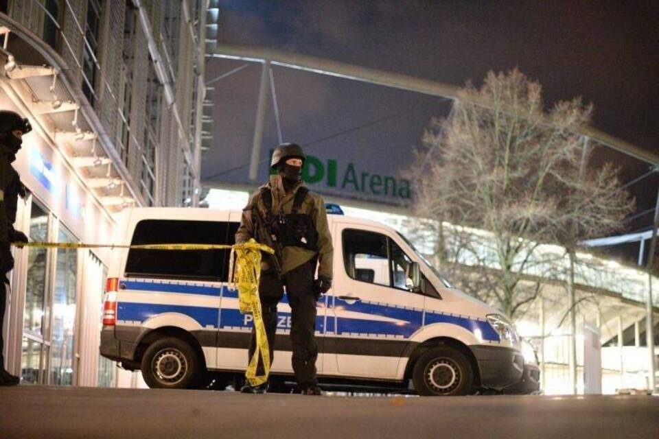 Polizisten sperren das Stadiongelände ab Polizisten sperren das Stadiongelände ab