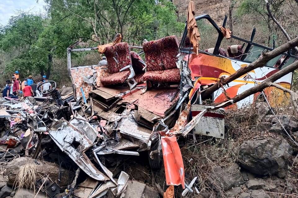 Bus stürzt Abhang in Indien hinunter Bus stürzt Abhang in Indien hinunter