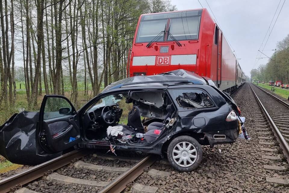 Zug erfasst Auto Zug erfasst Auto