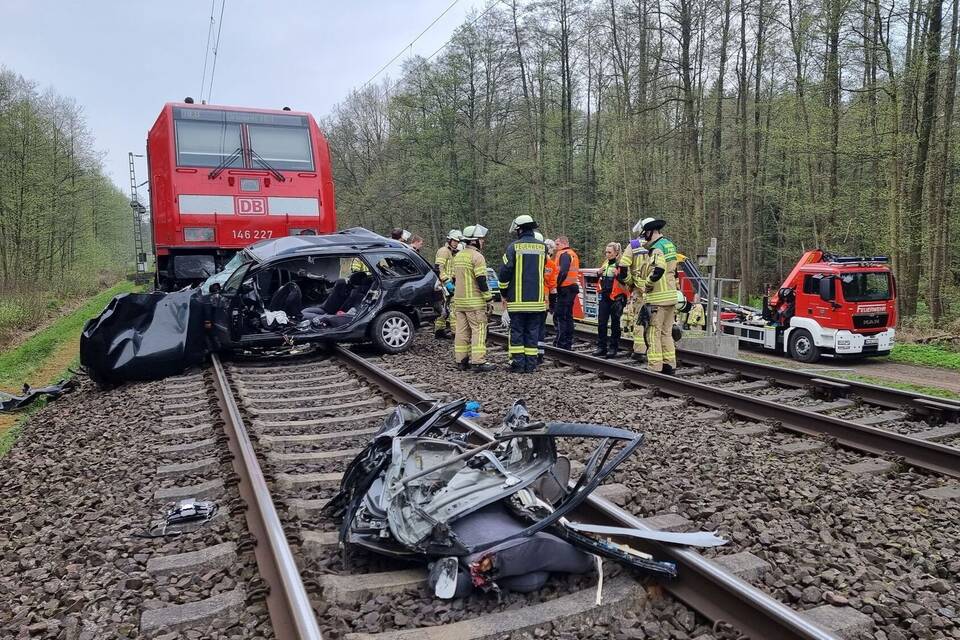 Zug erfasst Auto  - drei Tote