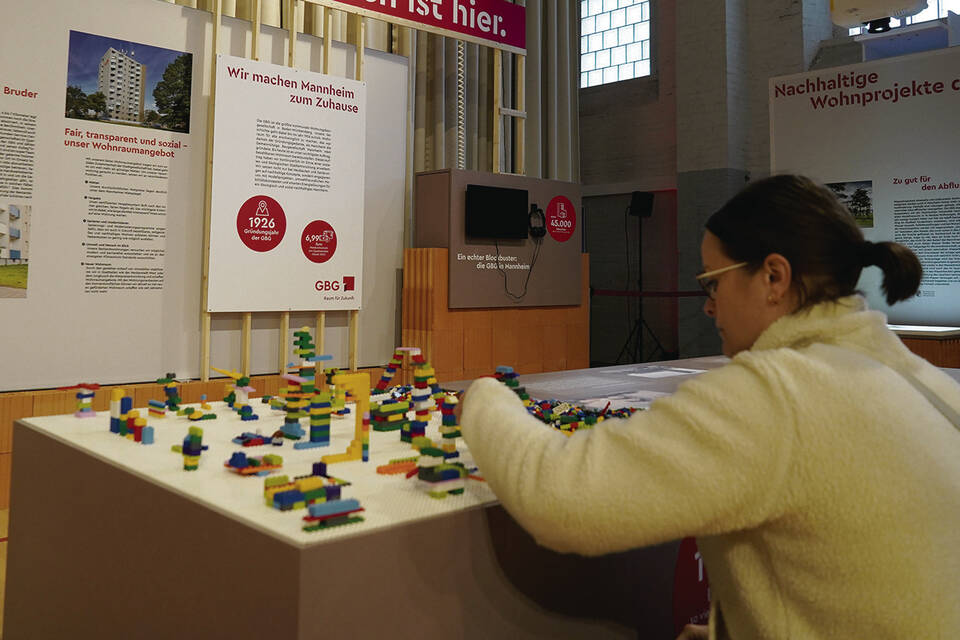 Mannheim GBG zeigt Ausstellung "Heimat ist hier" vor den Toren der