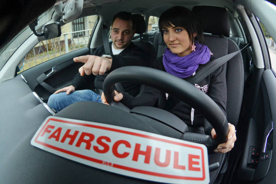 Technik-Coach statt Rechts vor Links: Fahrlehrer suchen Weg aus Krise Technik-Coach statt Rechts vor Links: Fahrlehrer suchen Weg aus Krise
