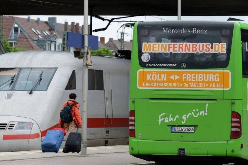 Fernbus und ICE