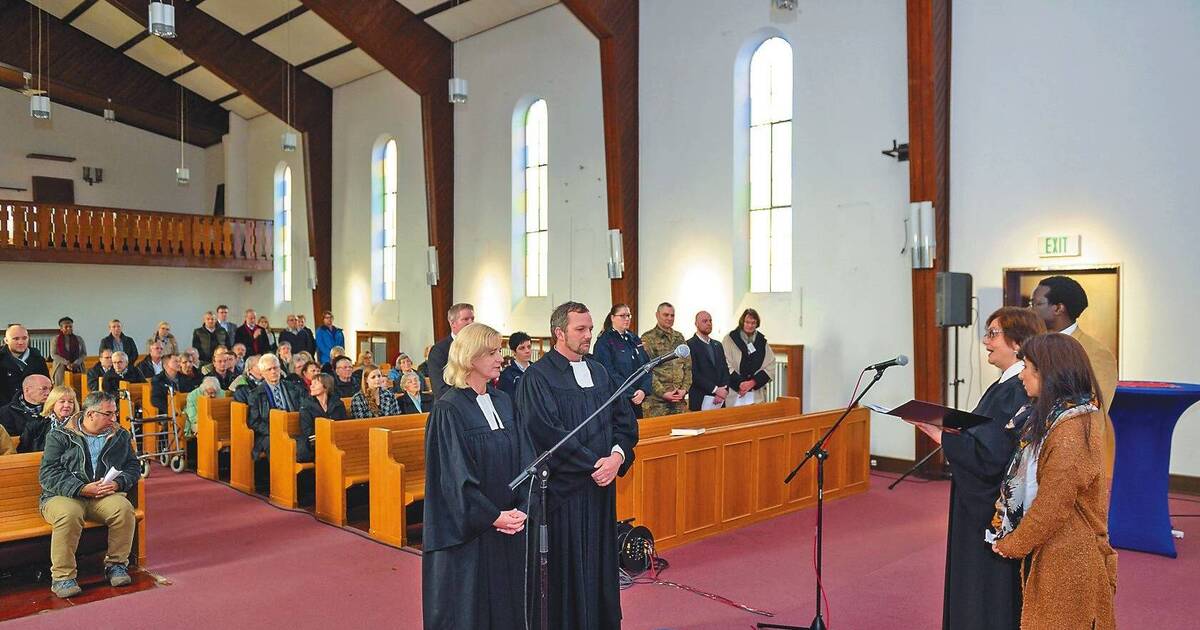 in PHV Zwei Pfarrer sprechen mit Betreuern und