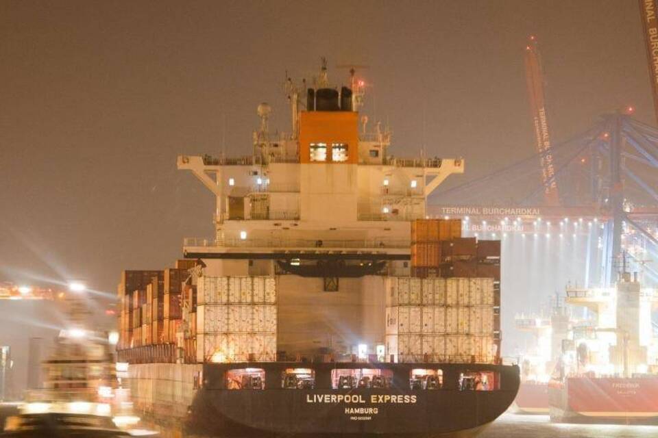 Containerschiff im Hamburger Hafen Containerschiff im Hamburger Hafen