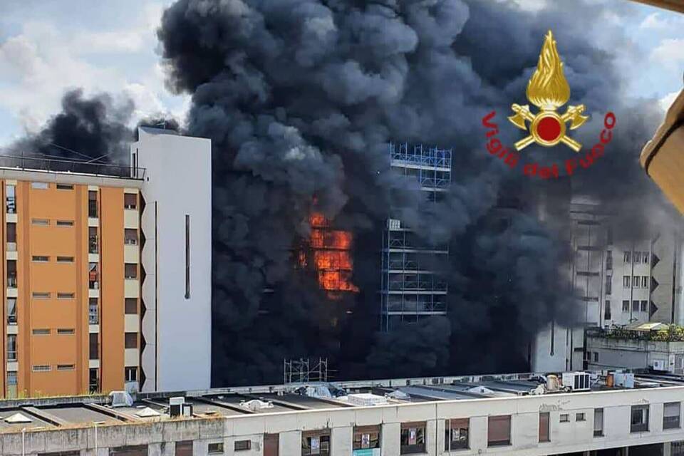 Großer Brand in mehrstöckigem Wohngebäude in Rom