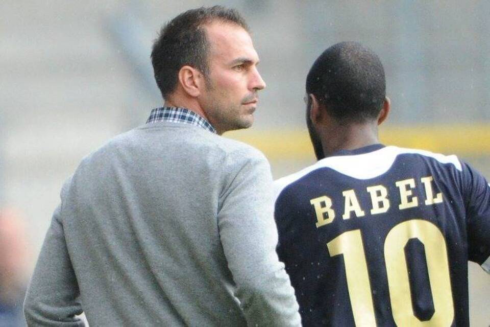 Babbel: "Dann sitzen sie eben!"