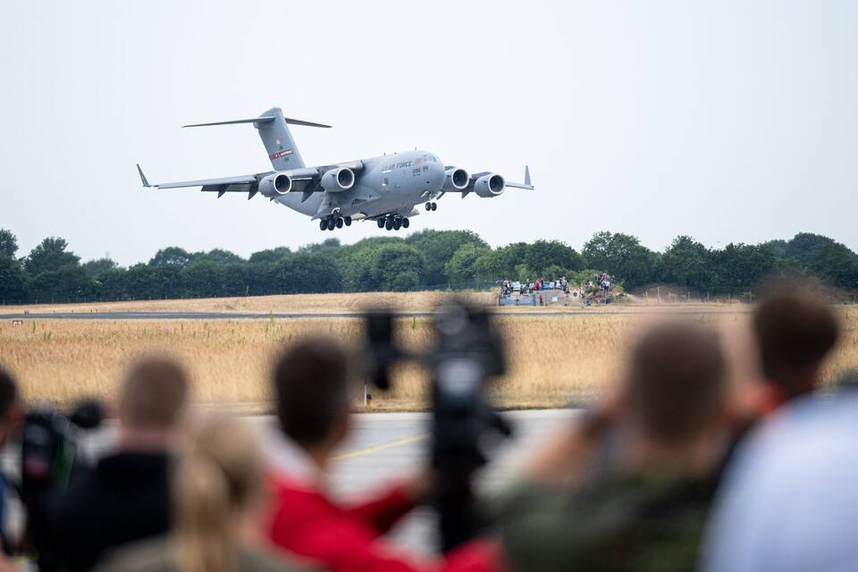 C-17 Transportflugzeug der US Air Force landet C-17 Transportflugzeug der US Air Force landet