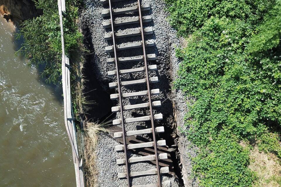 Bahnbrücke über Emscher abgesackt Bahnbrücke über Emscher abgesackt