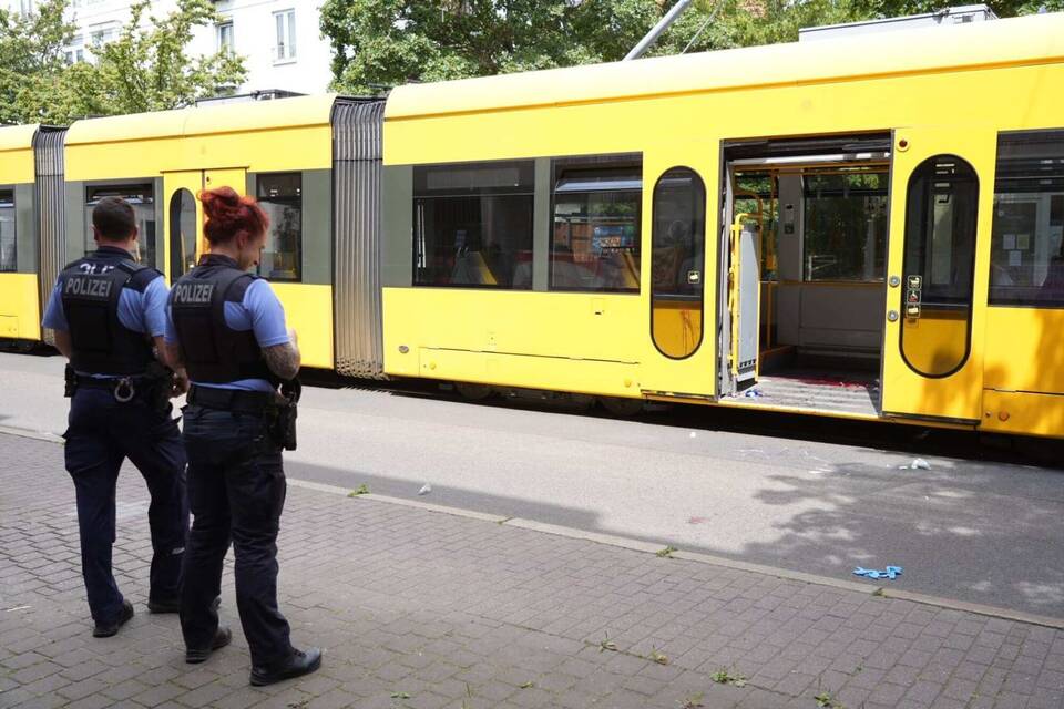 Mann stirbt nach Messer-Angriff in Dresdner Straßenbahn Mann stirbt nach Messer-Angriff in Dresdner Straßenbahn