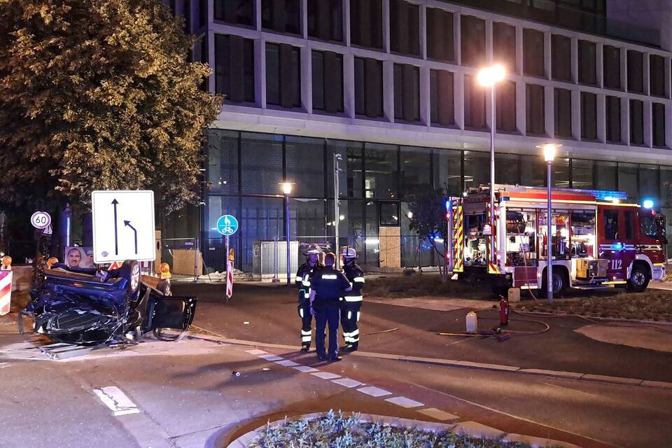 Fahrer erfasst bei Flucht Menschen an Haltestelle Fahrer erfasst bei Flucht Menschen an Haltestelle
