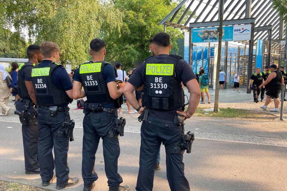 Freibad am Columbiadamm wird von Polizei geräumt Freibad am Columbiadamm wird von Polizei geräumt