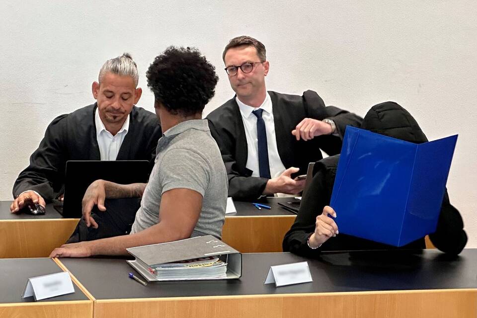 Justizbeamtin wegen Handy-Schmuggels in JVA vor Gericht Justizbeamtin wegen Handy-Schmuggels in JVA vor Gericht