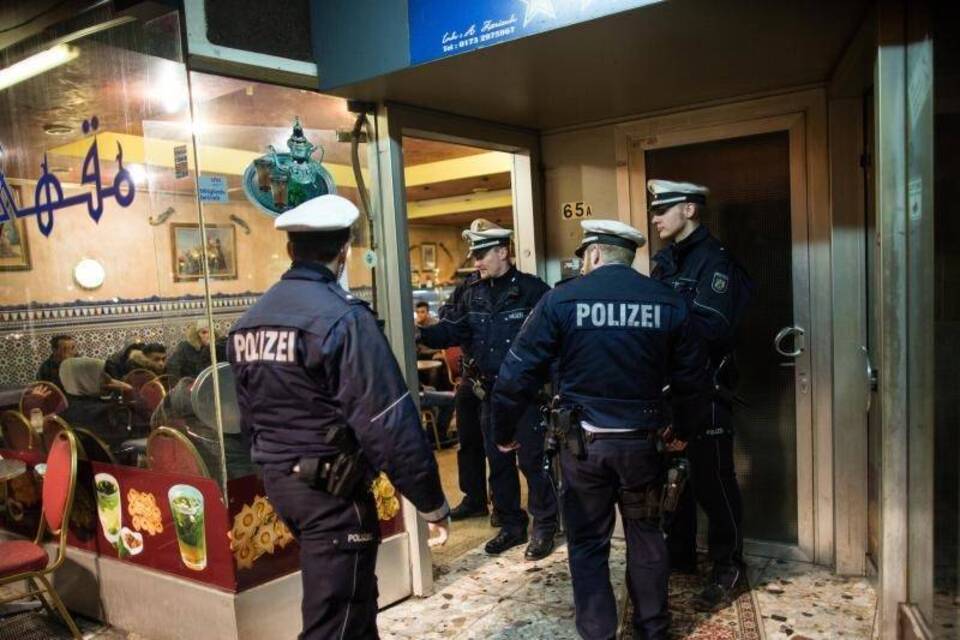 Razzia im Nordafrikaner-Viertel von Düsseldorf Razzia im Nordafrikaner-Viertel von Düsseldorf