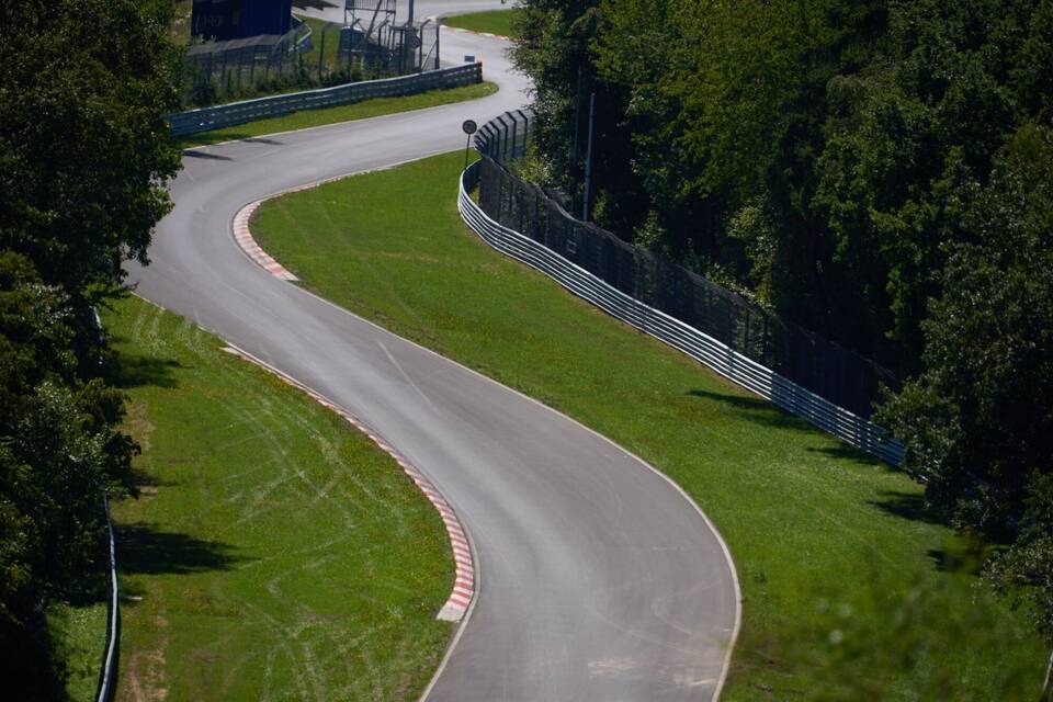 Zwei Tote bei Unfall auf Nürburgring-Nordschleife Zwei Tote bei Unfall auf Nürburgring-Nordschleife