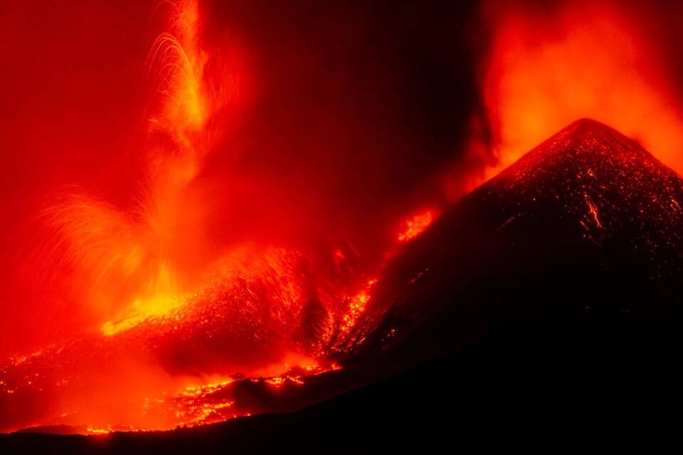 Ätna spuckt Lava und Asche Ätna spuckt Lava und Asche