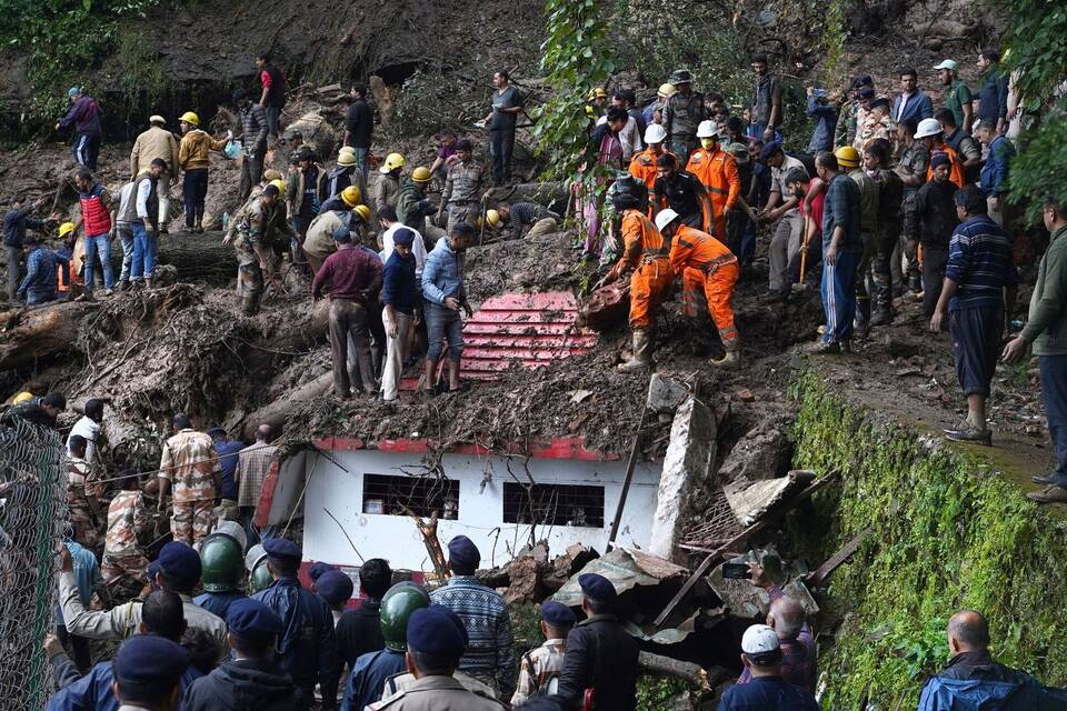 Tempel stürzt nach Regenfällen in Indien ein Tempel stürzt nach Regenfällen in Indien ein