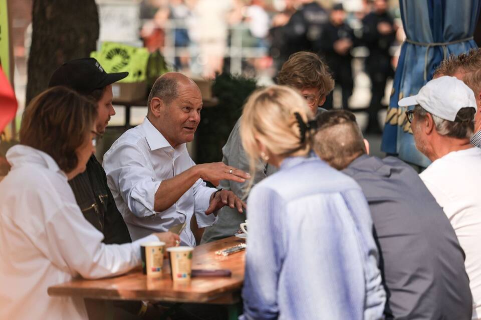 Bundeskanzler Olaf Scholz besucht ein Büdchen Bundeskanzler Olaf Scholz besucht ein Büdchen