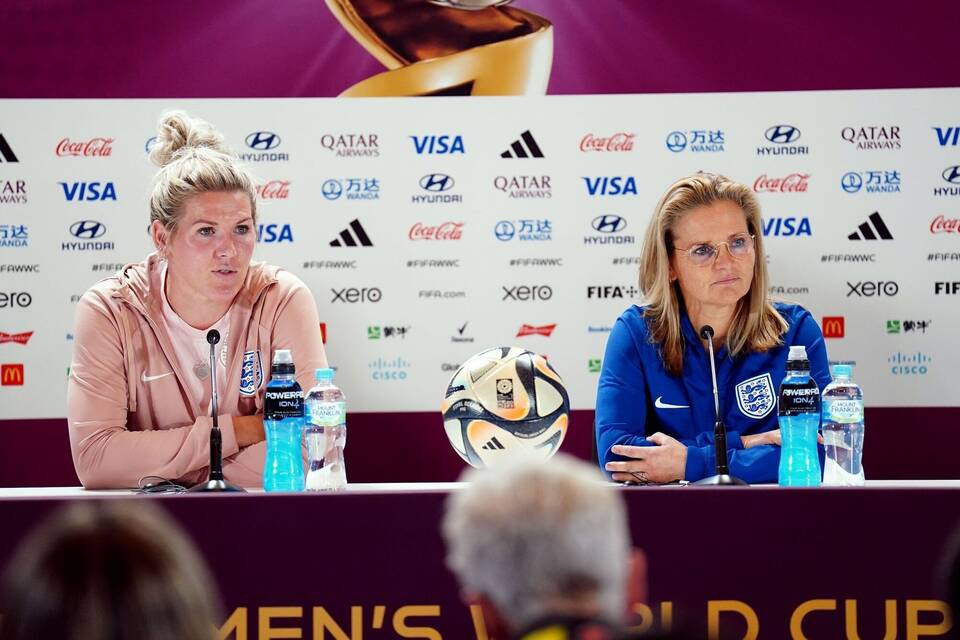 Millie Bright und Sarina Wiegman