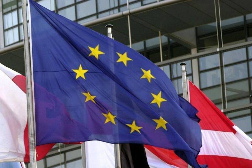EU-Flaggen vor dem Europaparlament EU-Flaggen vor dem Europaparlament