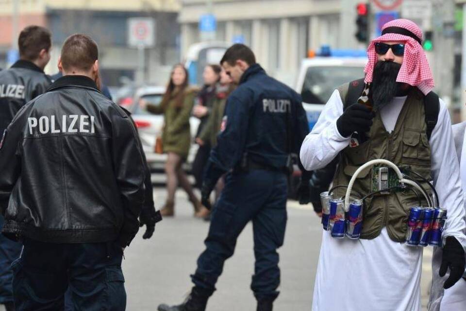 Als Terrorist verkleideter Karnevalist Als Terrorist verkleideter Karnevalist