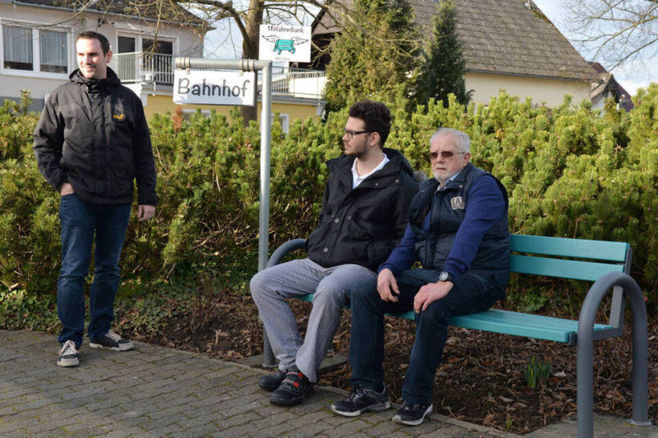 Trampen für Senioren: Mitfahrbänke für Mobilität auf dem Lande