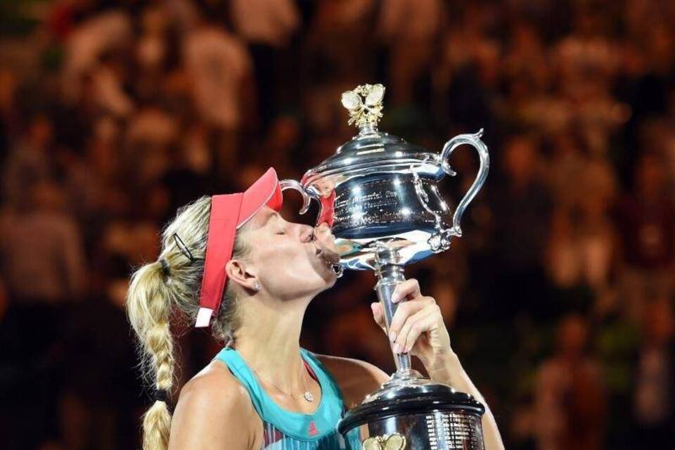 Den Pokal in den Händen Den Pokal in den Händen