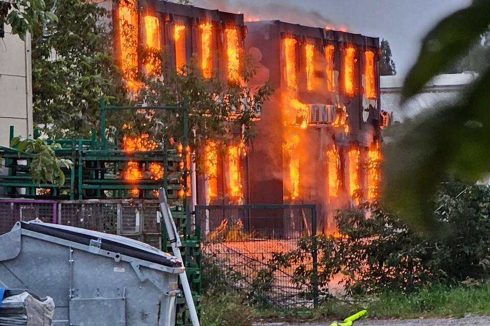 Feuer in Lagerhalle in Marzahn Feuer in Lagerhalle in Marzahn