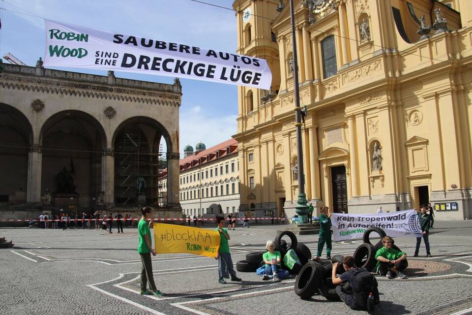 Klimaprotest von Robin Wood-Aktivisten gegen die IAA Klimaprotest von Robin Wood-Aktivisten gegen die IAA