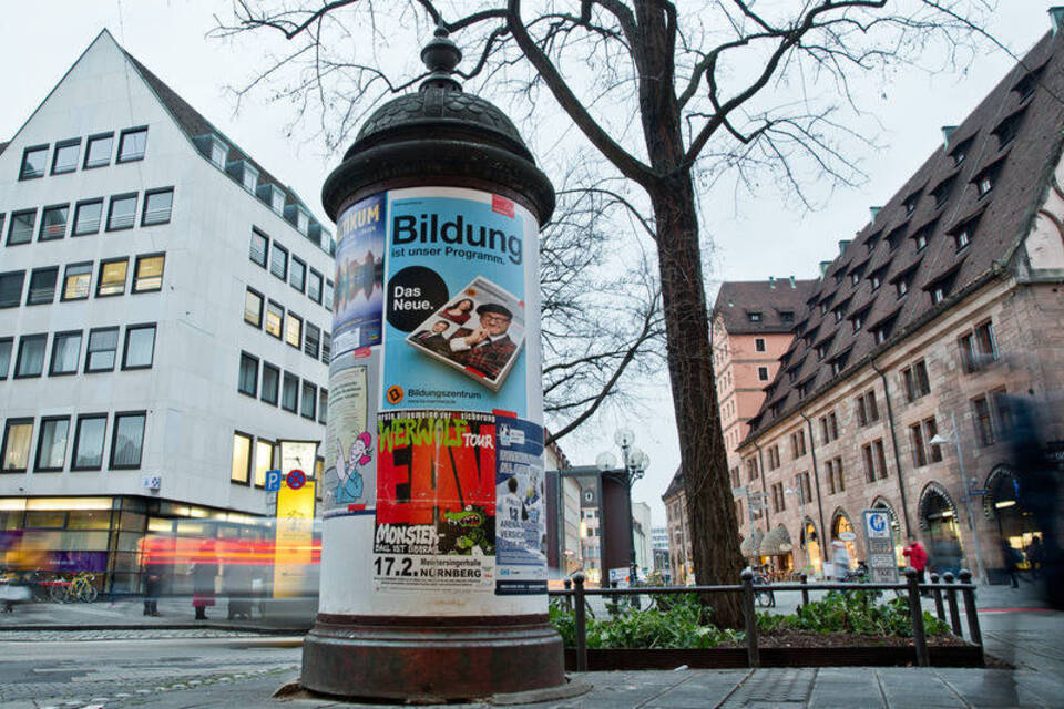 200. Geburtstag: Die Litfaßsäule hält allen Moden stand