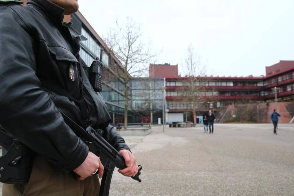 Polizei an Universität Nürnberg Polizei an Universität Nürnberg