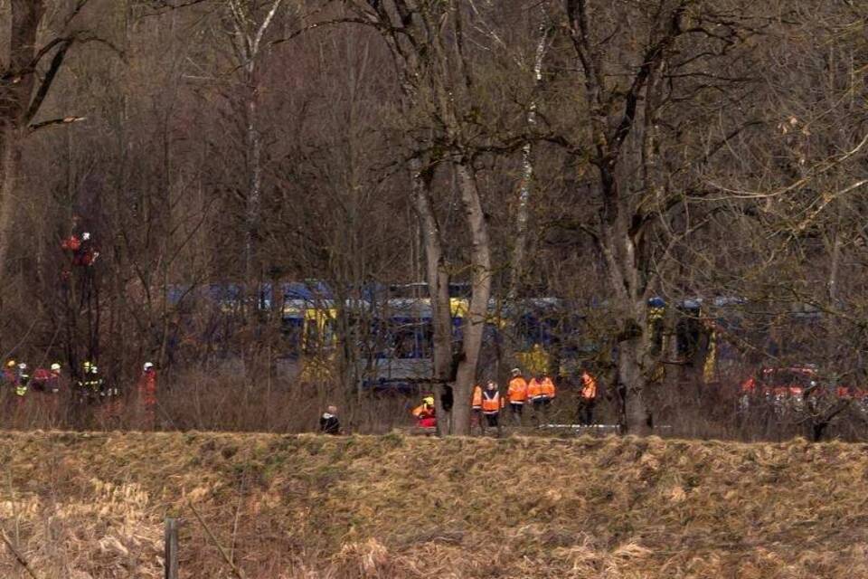 Rettungskräfte an der Unfallstelle Rettungskräfte an der Unfallstelle