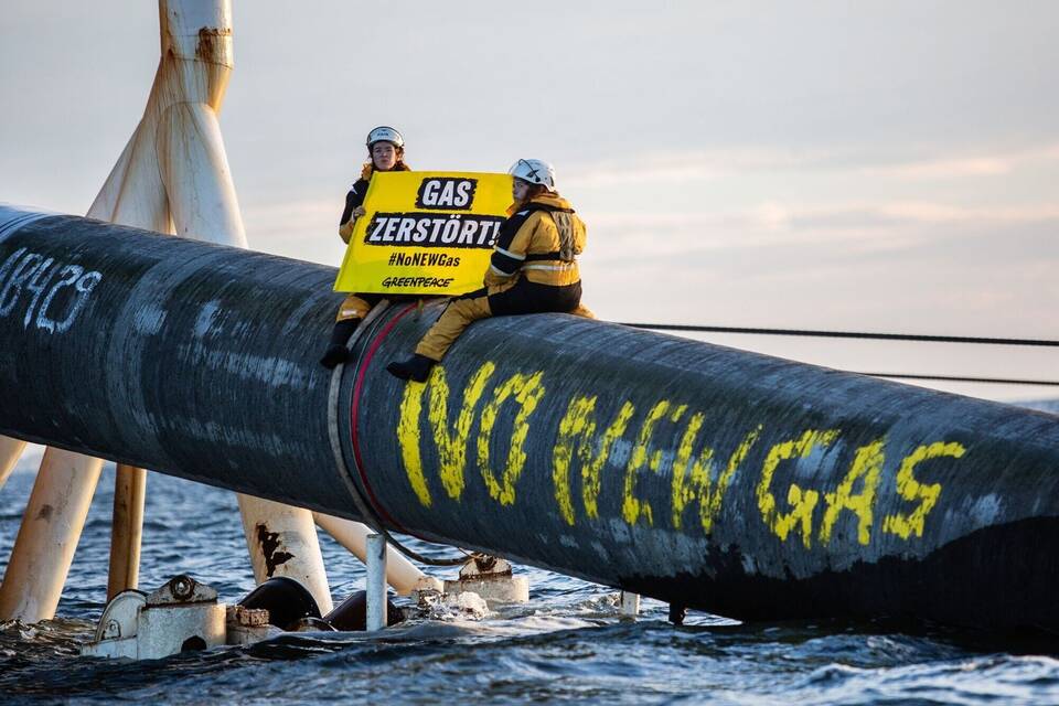 Greenpeace stört Pipeline-Verlegung Greenpeace stört Pipeline-Verlegung