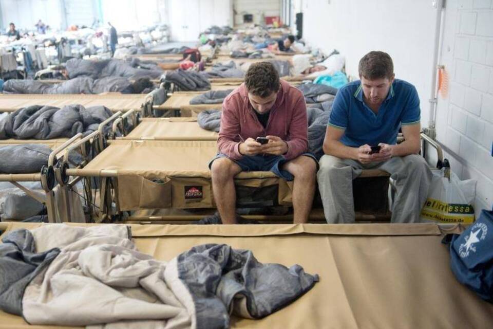 Flüchtlinge mit Smartphones